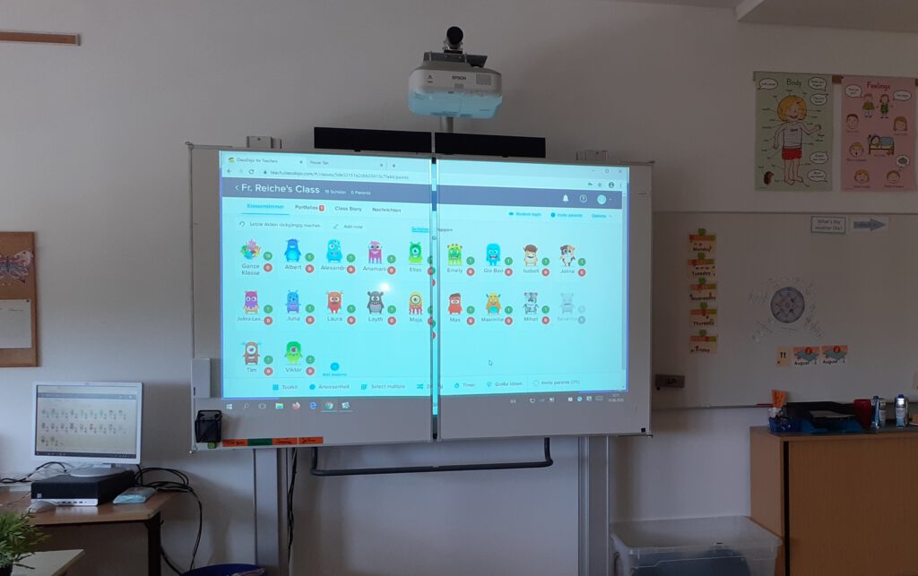 Ein angeschaltetes Smartboard in einem Klassenraum.
