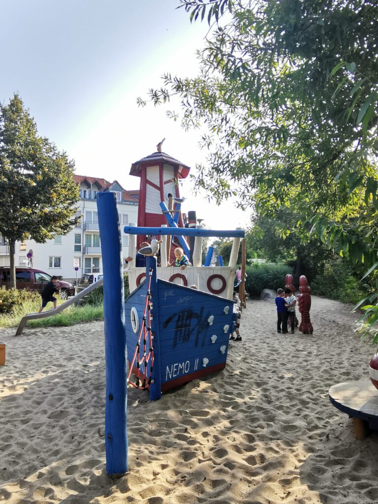 Holzboot auf einem Kinderspielplatz