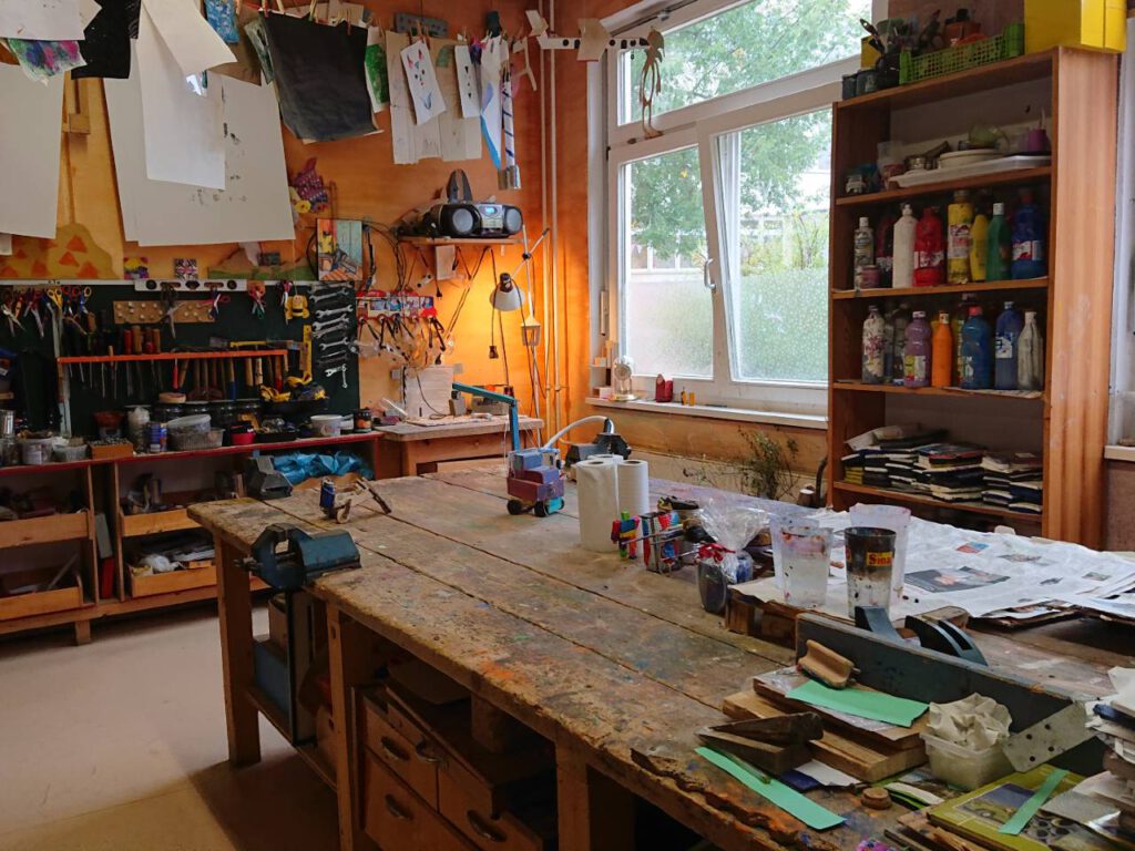 Werkstatt mit Tisch und basteln Sachen