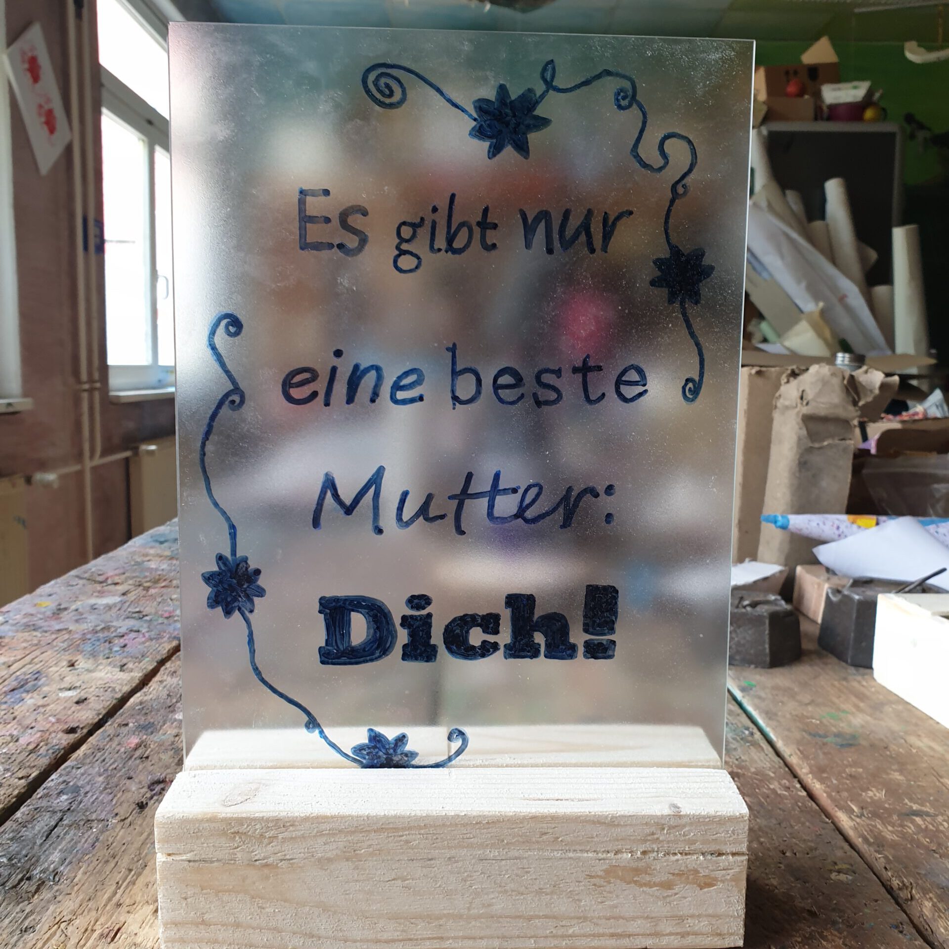 Hand gemachte Mutter Tag Karte aus Holz mit dem Text "Es Gibt nur eine beste Mutter:Dich!"