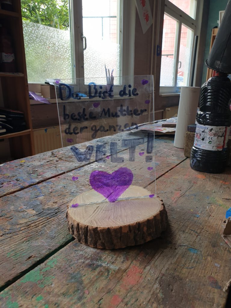 Hand gemachte Mutter Tag Karte aus Holz mit dem Text "Du bist die beste Mutter der ganzen WELT!"