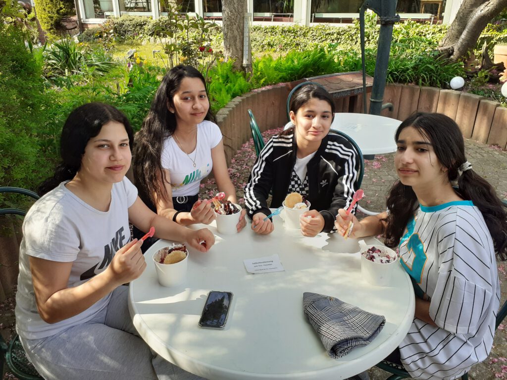 Eine Gruppe Mädchen isst ein Eis