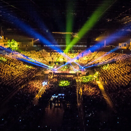 Mercedes Arena mit bunten Lichte und viele Zuschauer
