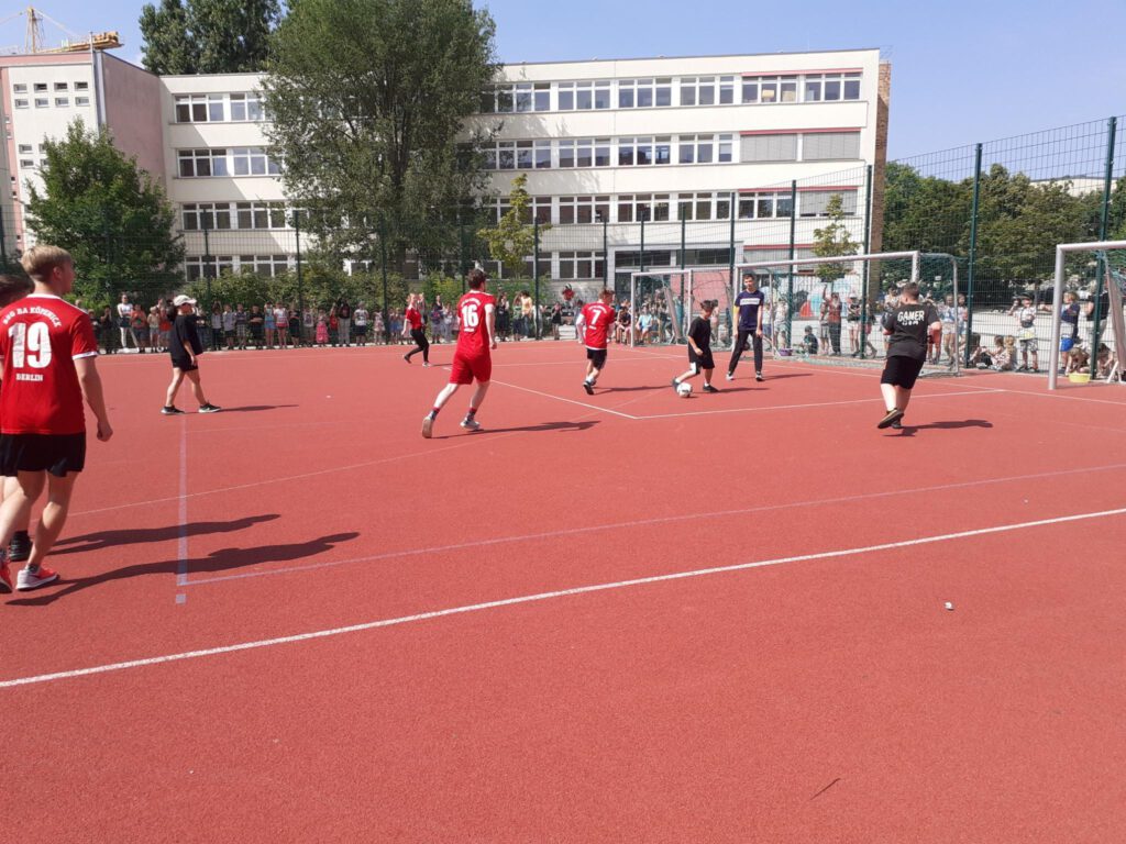 Fußballspiel zwischen lehrern und Schülern