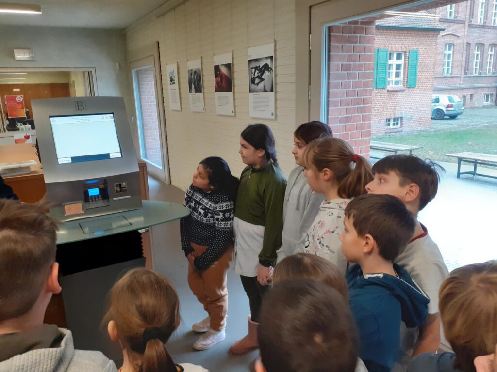 Kinder stehen vor einem Computer
