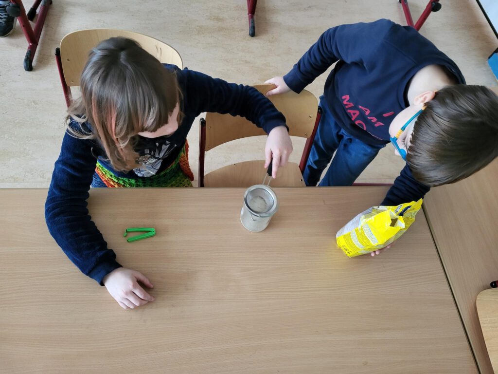 Kinder bauen eine Sanduhr
