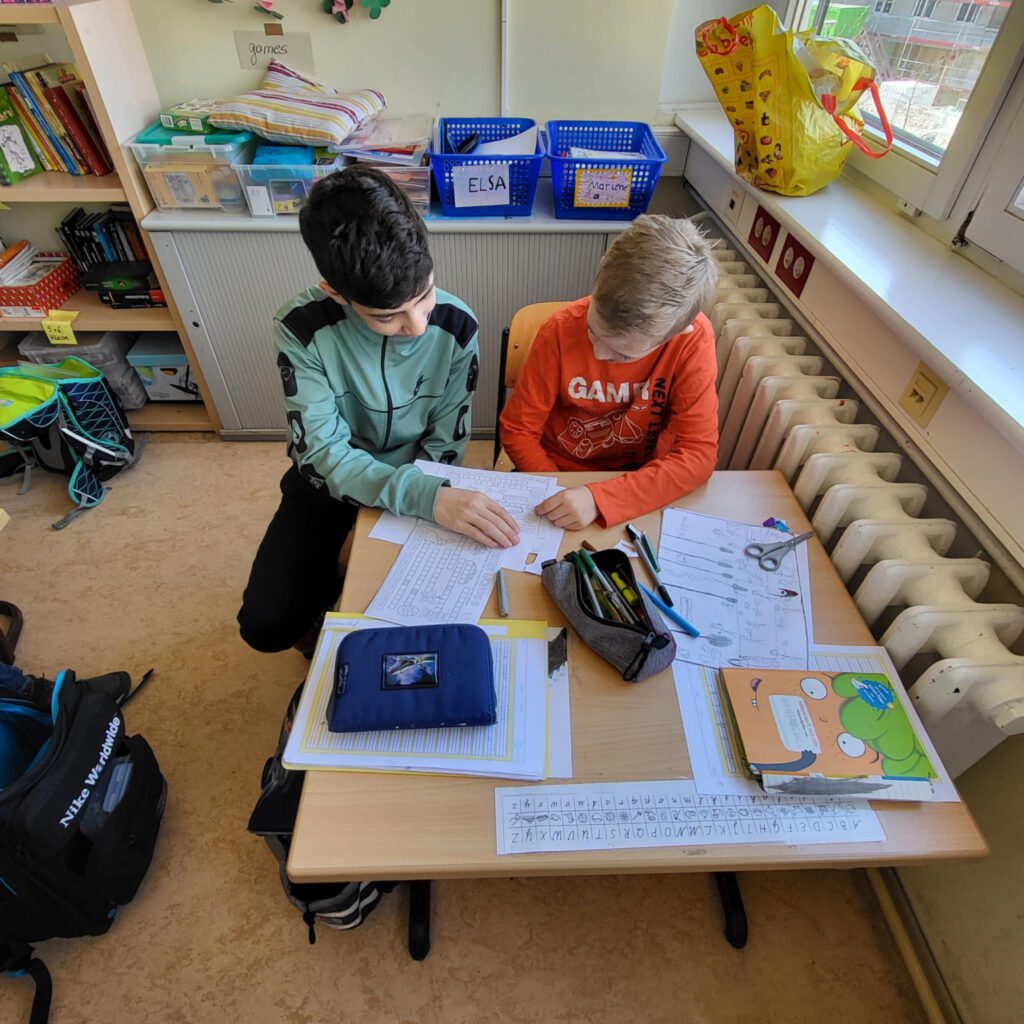 Zwei Schüler arbeiten