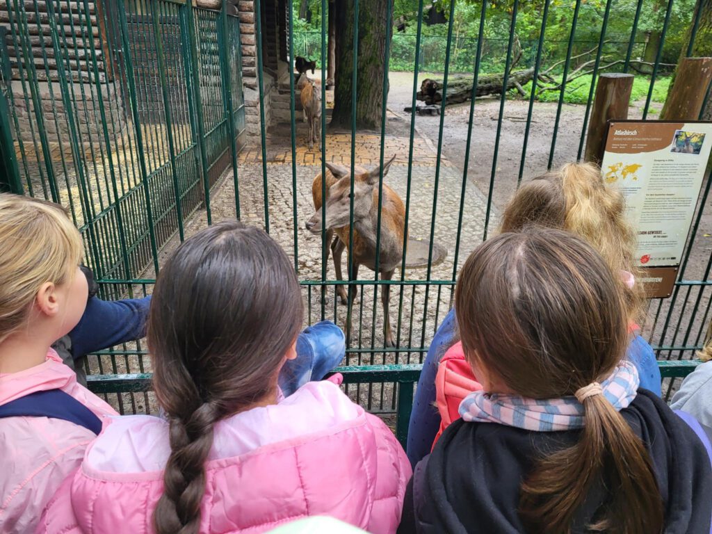 Kinder vor einem Hirsch