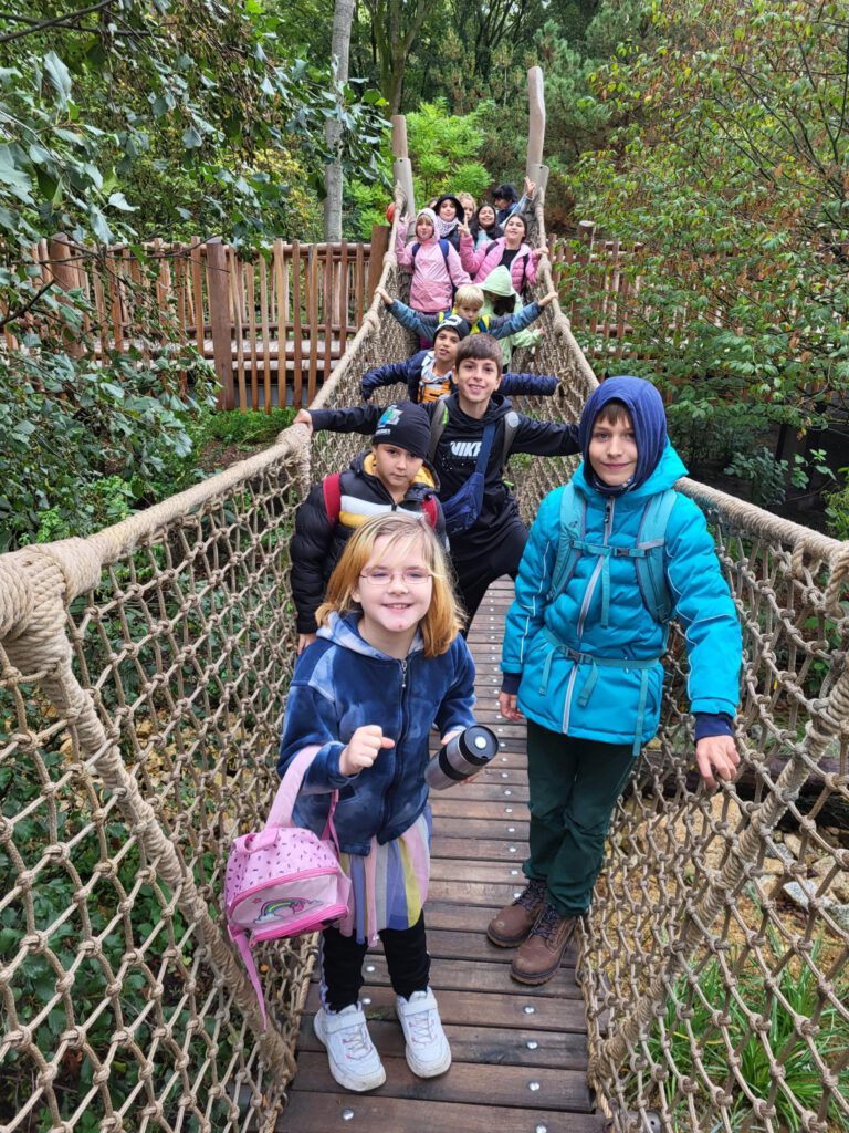 Kinder auf einer Hängebrücke