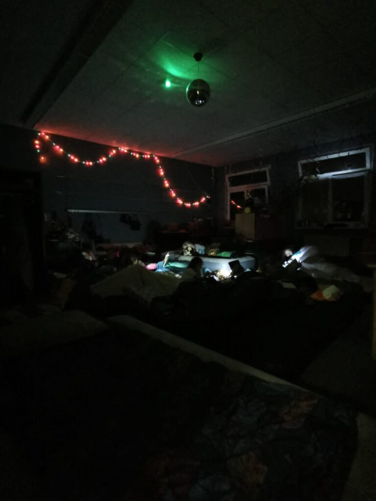 Kinder im dunklen Raum mit Taschenlampen