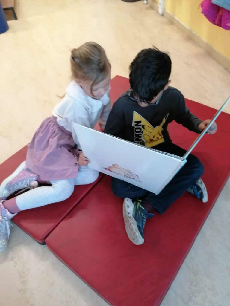 Zwei Kinder lesen