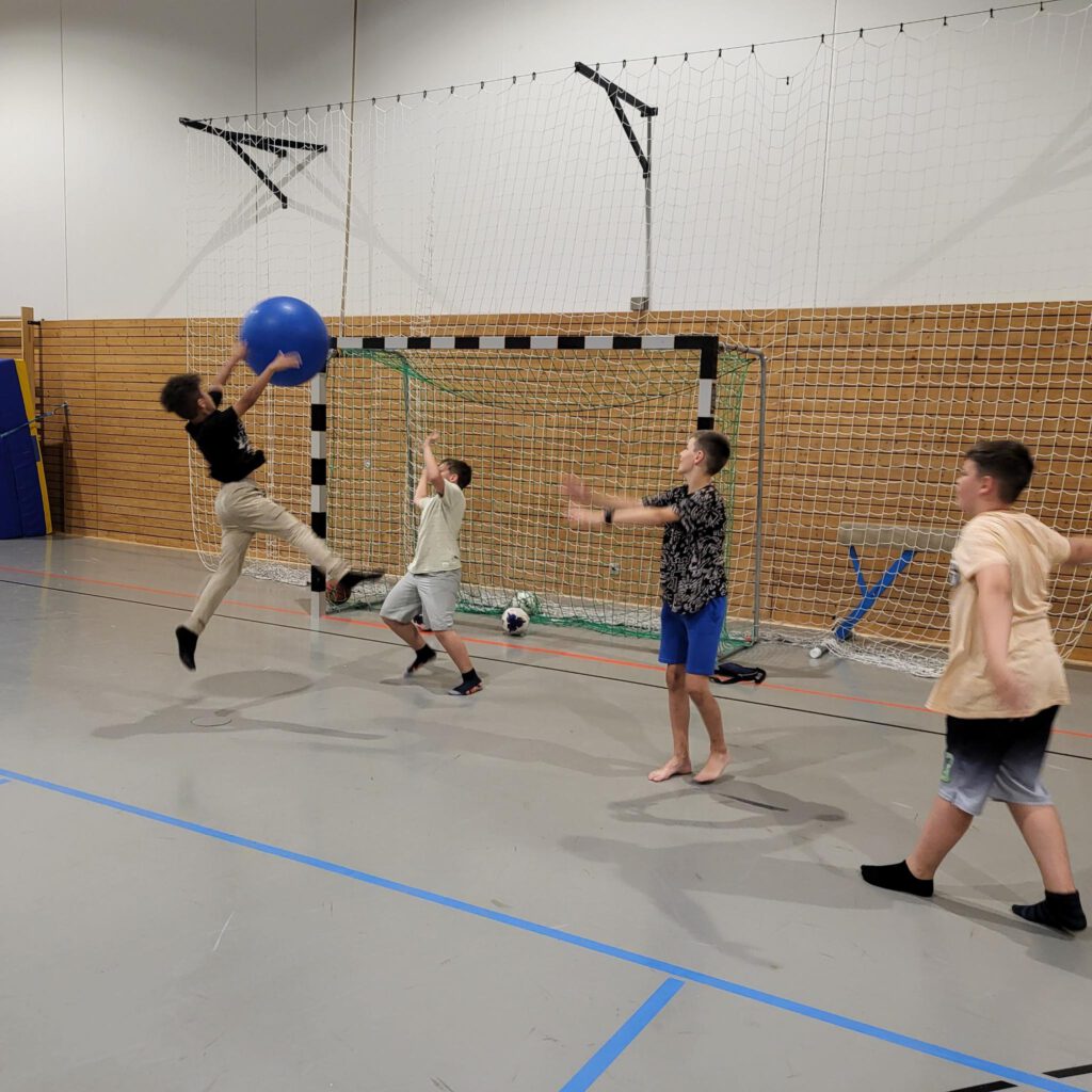 Jungs spielen Fußball