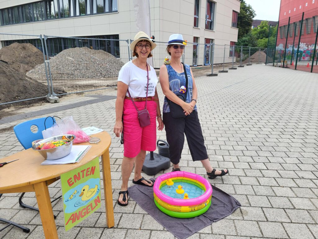 Zwei Erzieher stehen vor einem Kinderpool