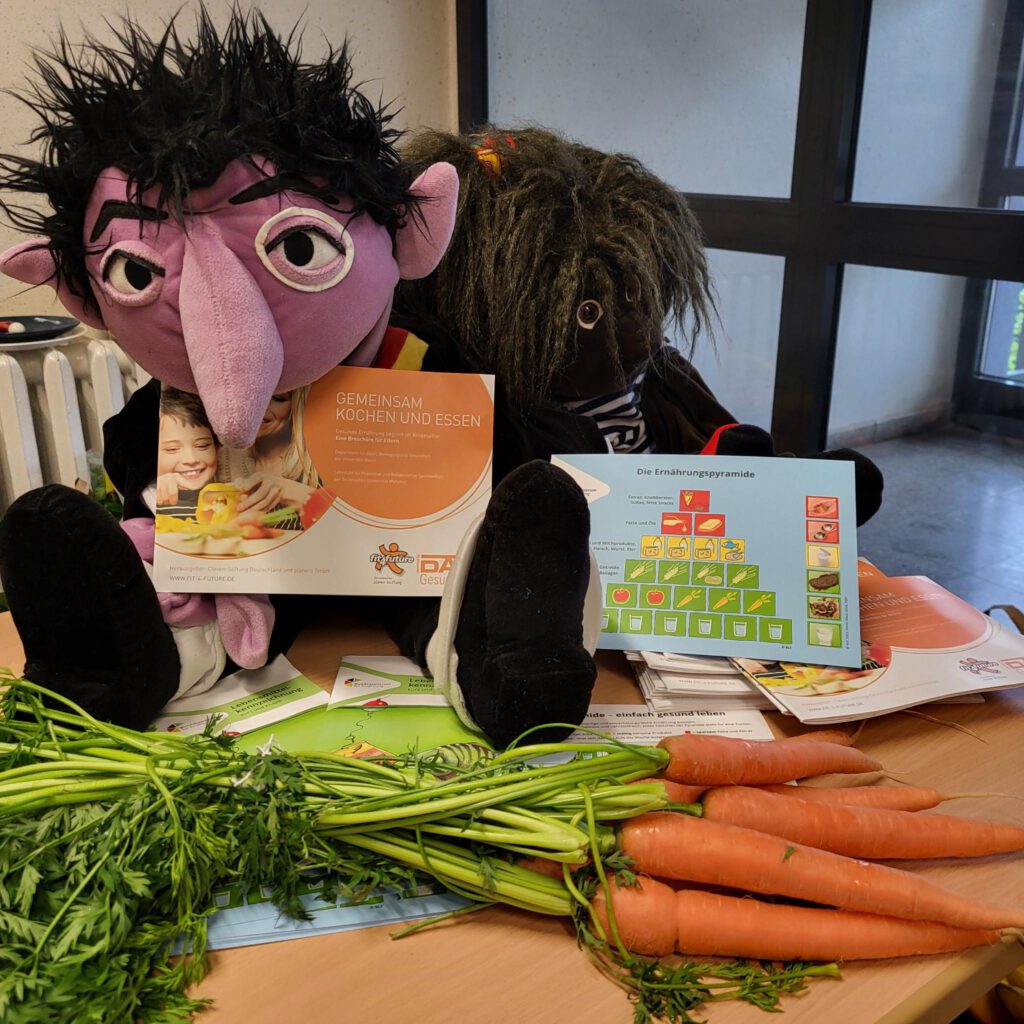 Zwei Handpuppen werben für gesunde Ernährung