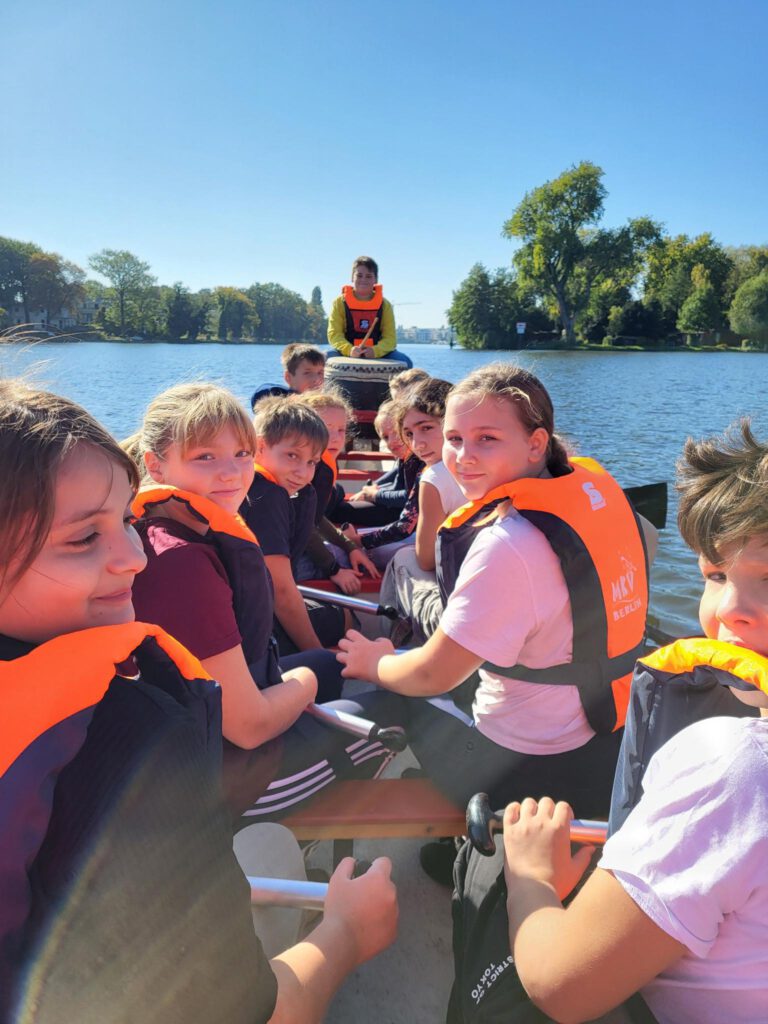 Klasse 5b in einem Drachenboot