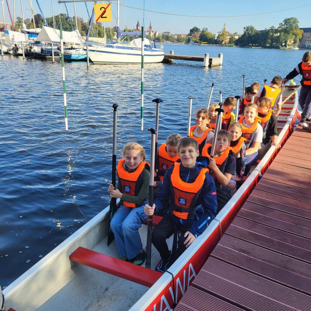 Kinder im Drachenboot