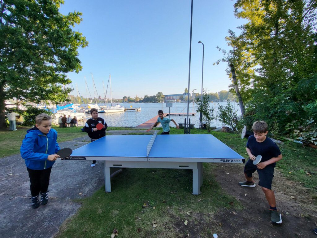 Kinder spielen Tischtennis