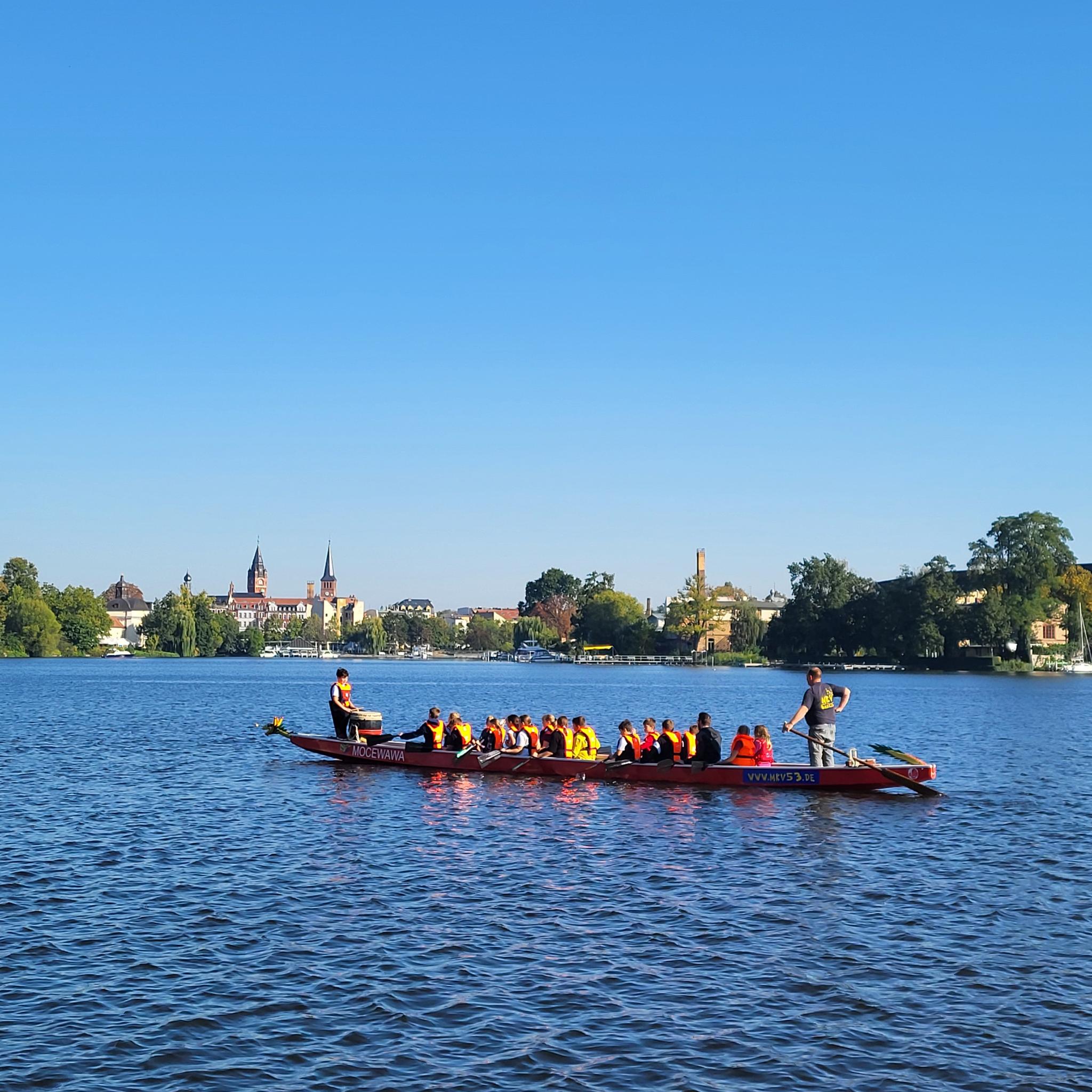 Klasse 5b auf einem Drachenboot auf der Spree