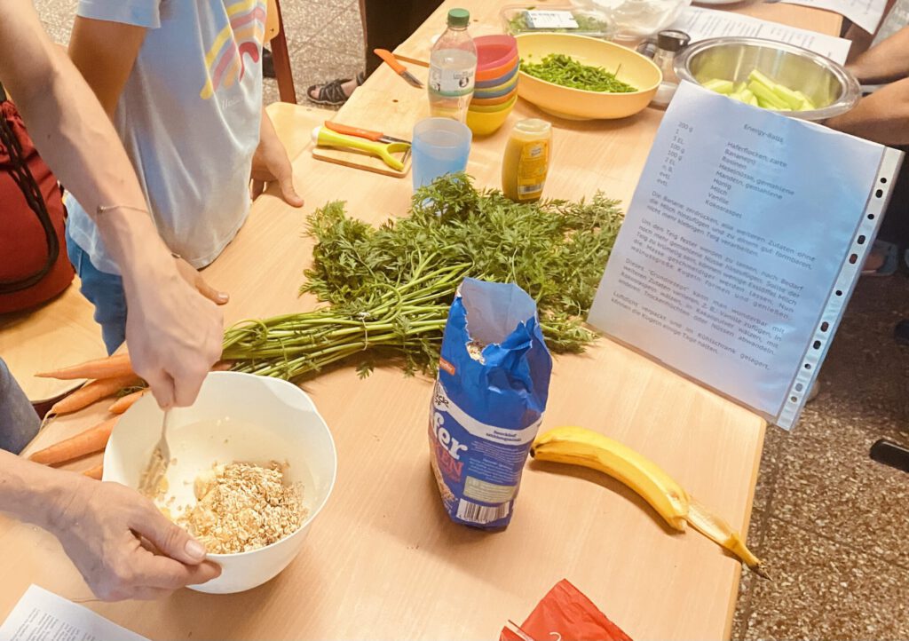 Hände bereiten salat zu