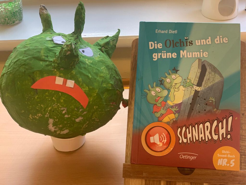 Ein Olchiebuch und ein Olchiekopf aus Pappmachee