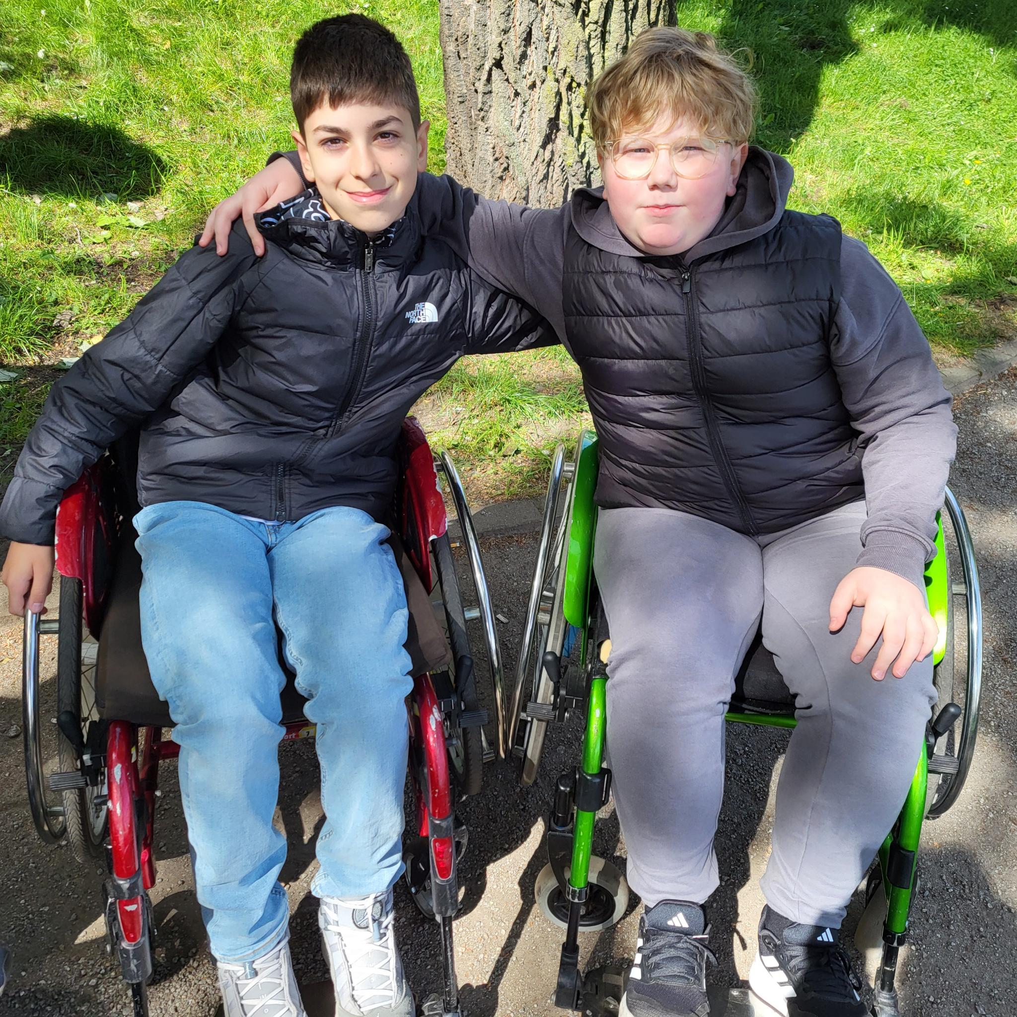 Zwei Jungs im Rolstuhl