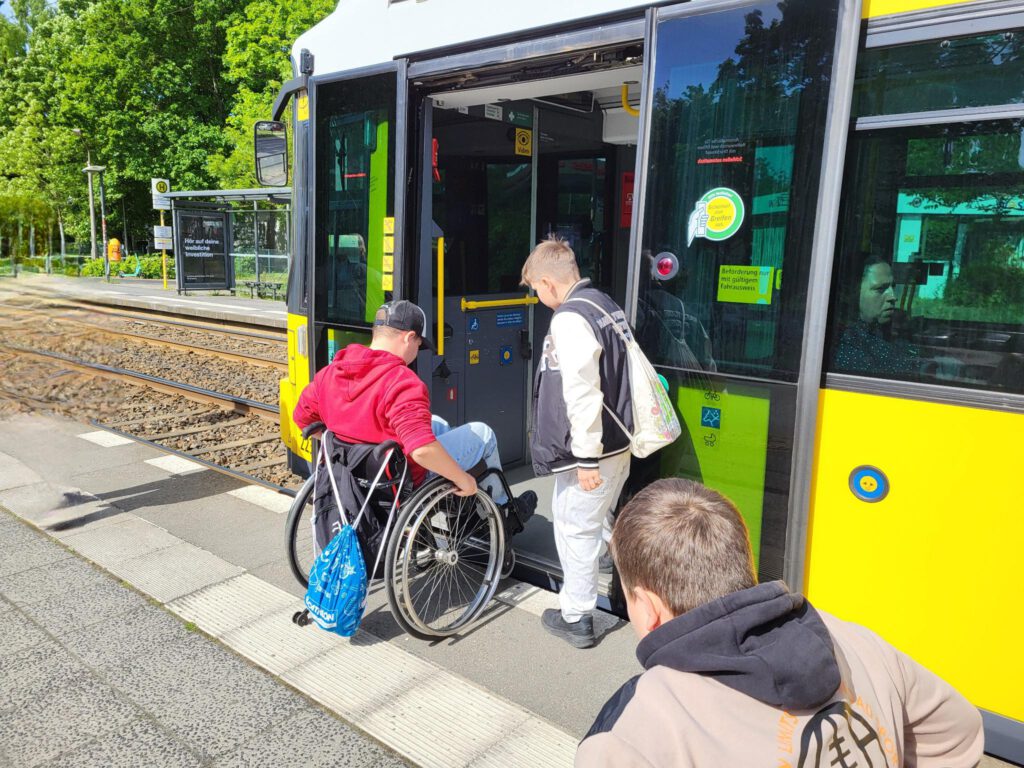 Einstieg in die Straßenbahn mit Rollstuhl