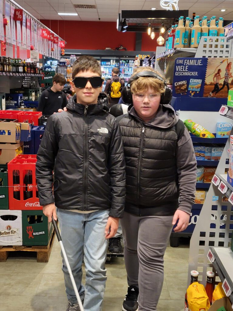 zwei Kinder im Shop