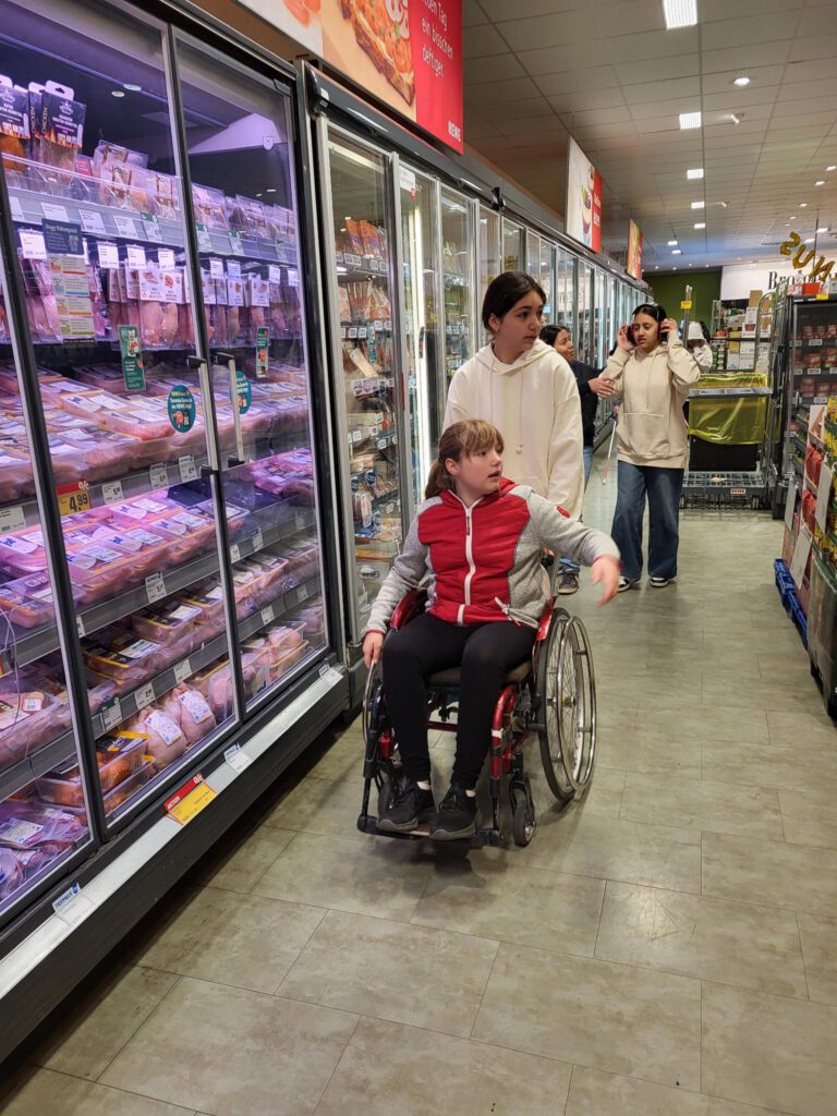 zwei Kinder im Shop