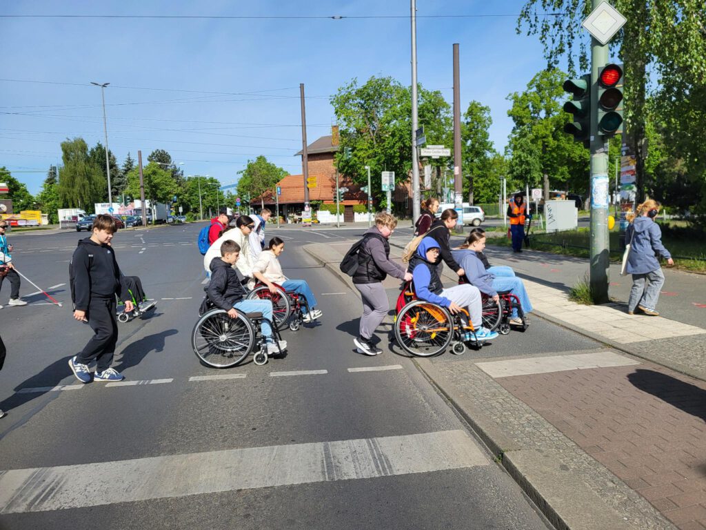 Kinder überqueren die Straße
