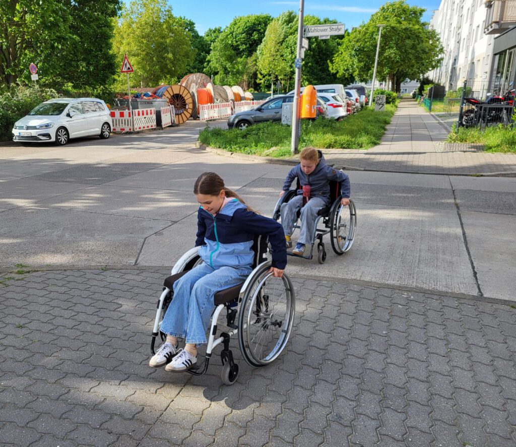 Zwei Mädchen im Rollstuhl