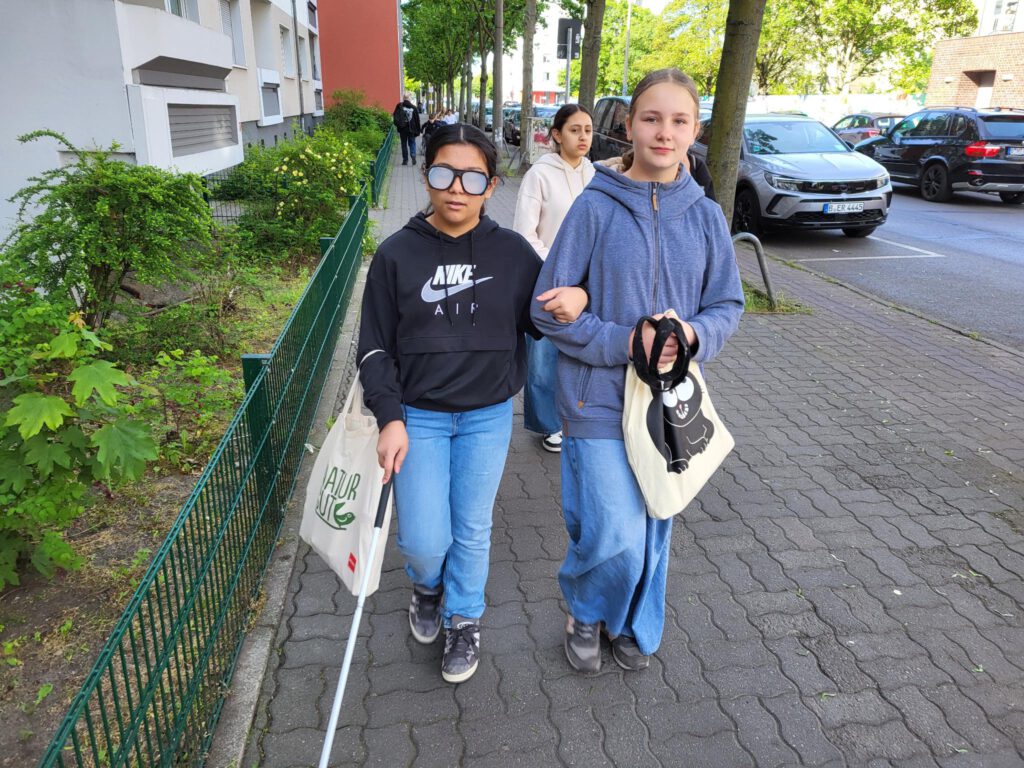 Zwei Kinder mit Sehbehinderung