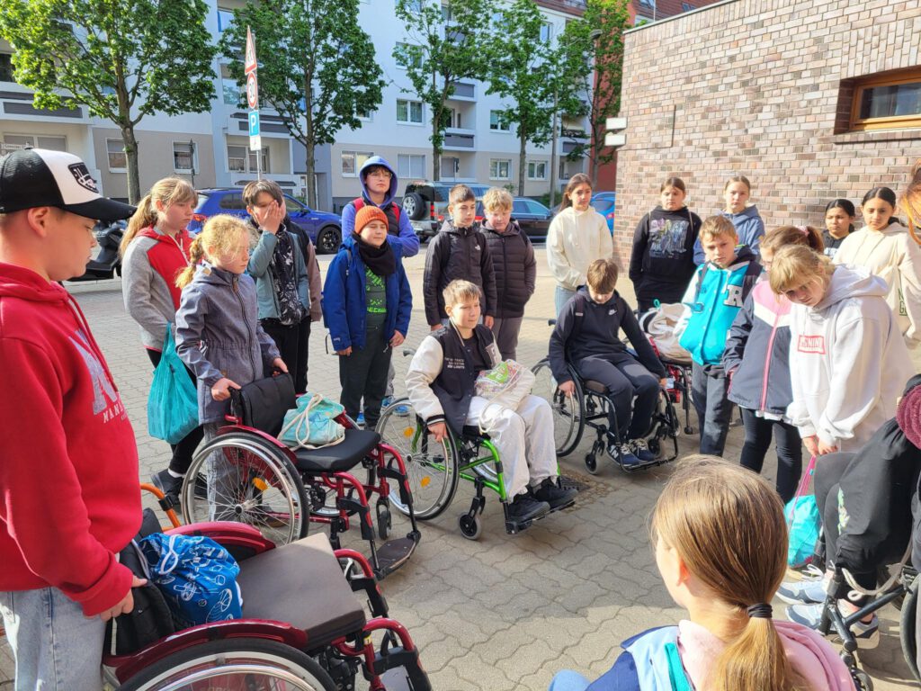 Viele KInder im Rollstuhl