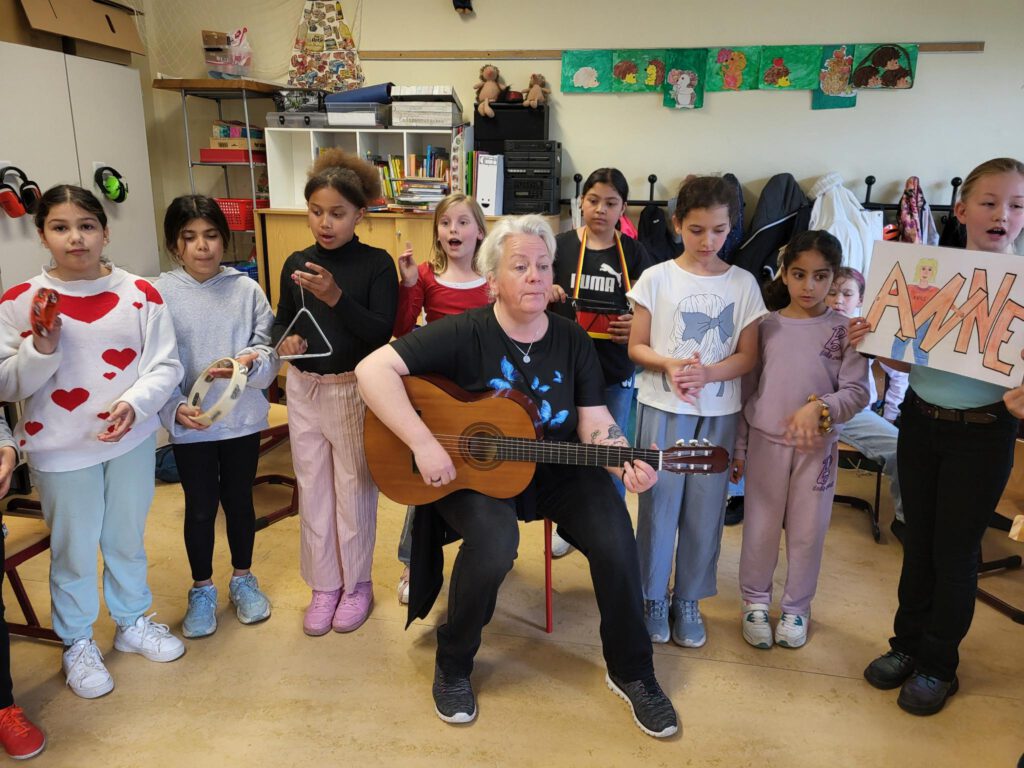 Lehrerin singt mit Kindern