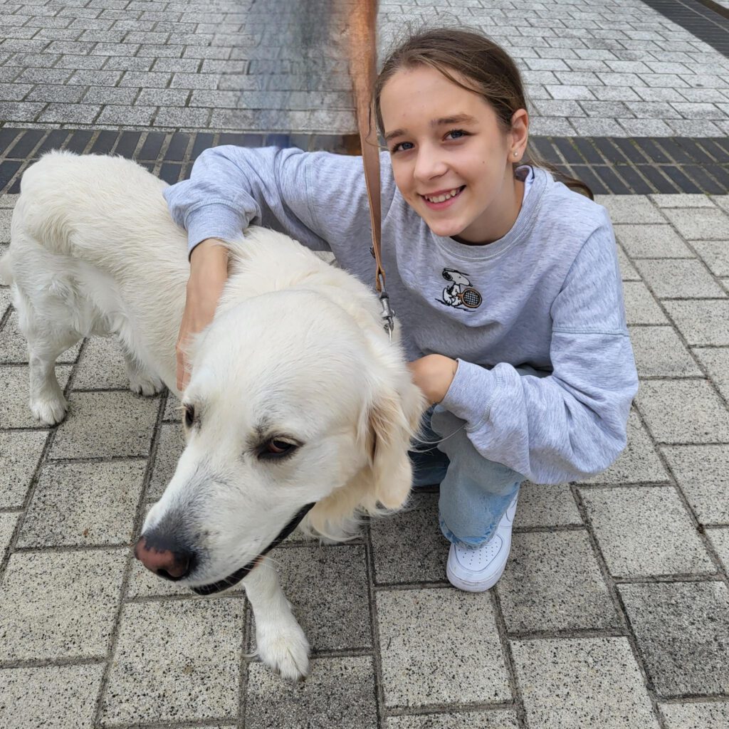 Mädchen mit Hund
