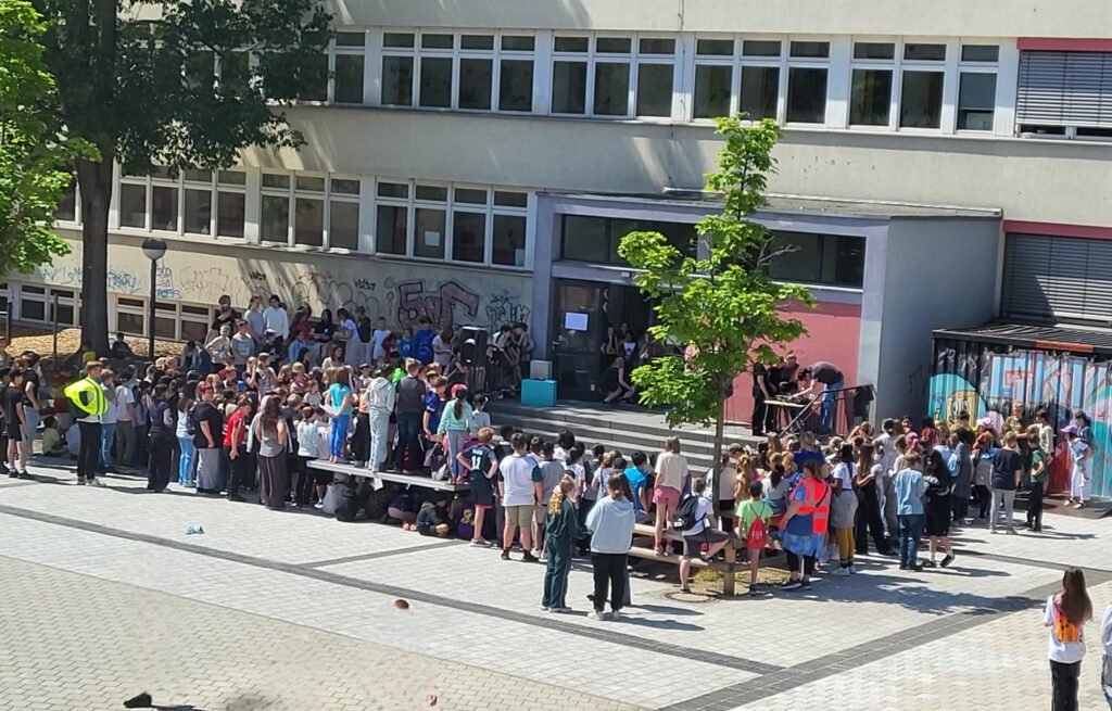Schüler am Schulausgang