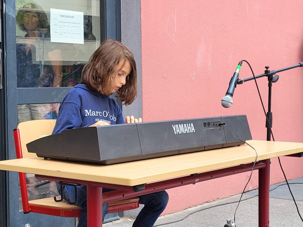 Ein Junge spielt Keyboard