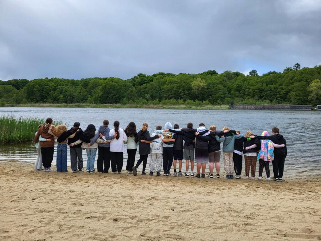 Kinder am See von hinten