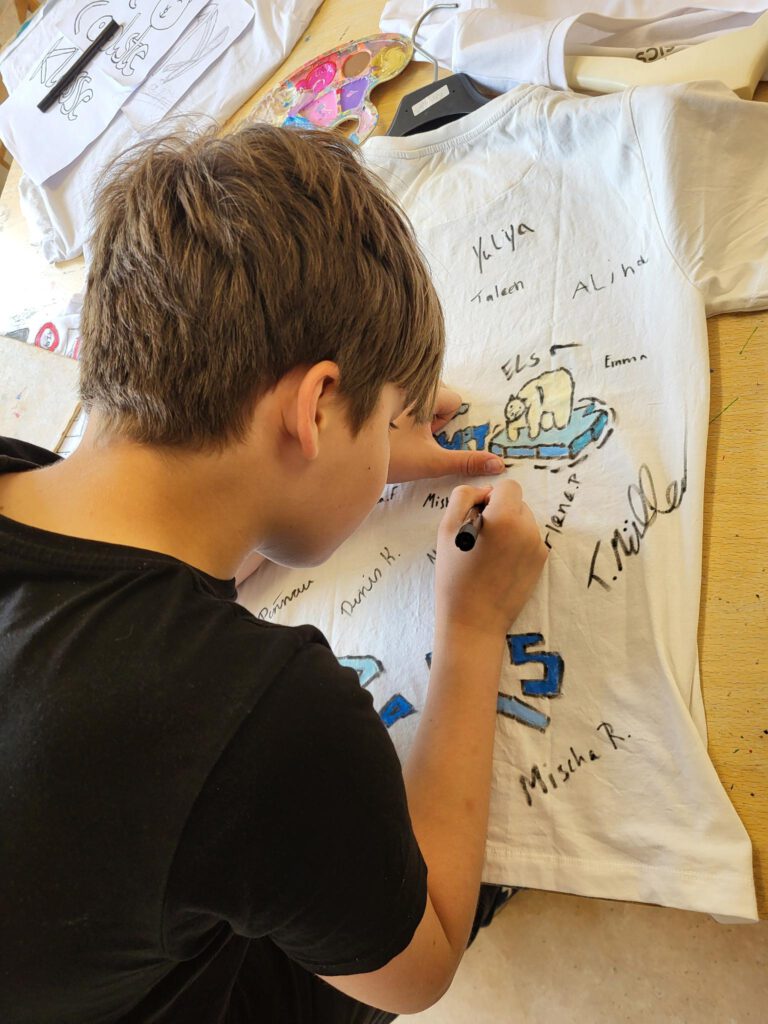 Kind bemalt ein T Shirt