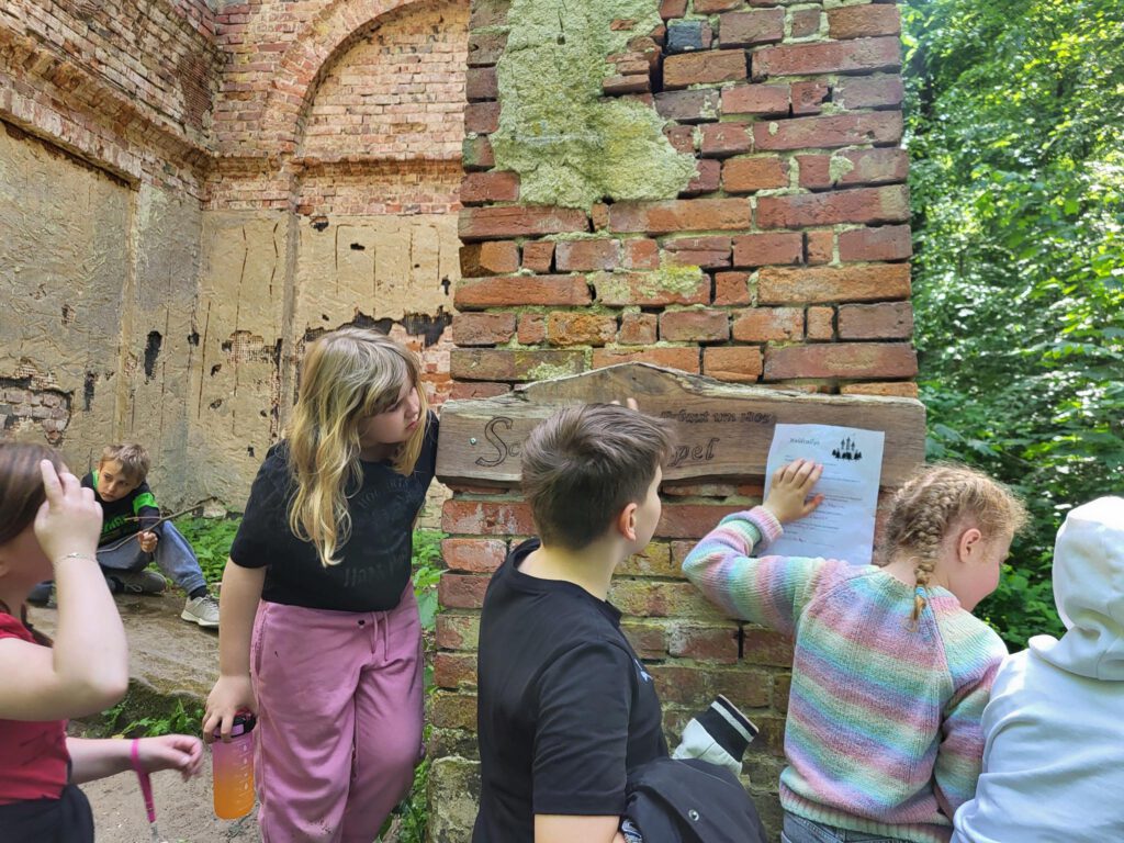 Kinder beim Rätselraten