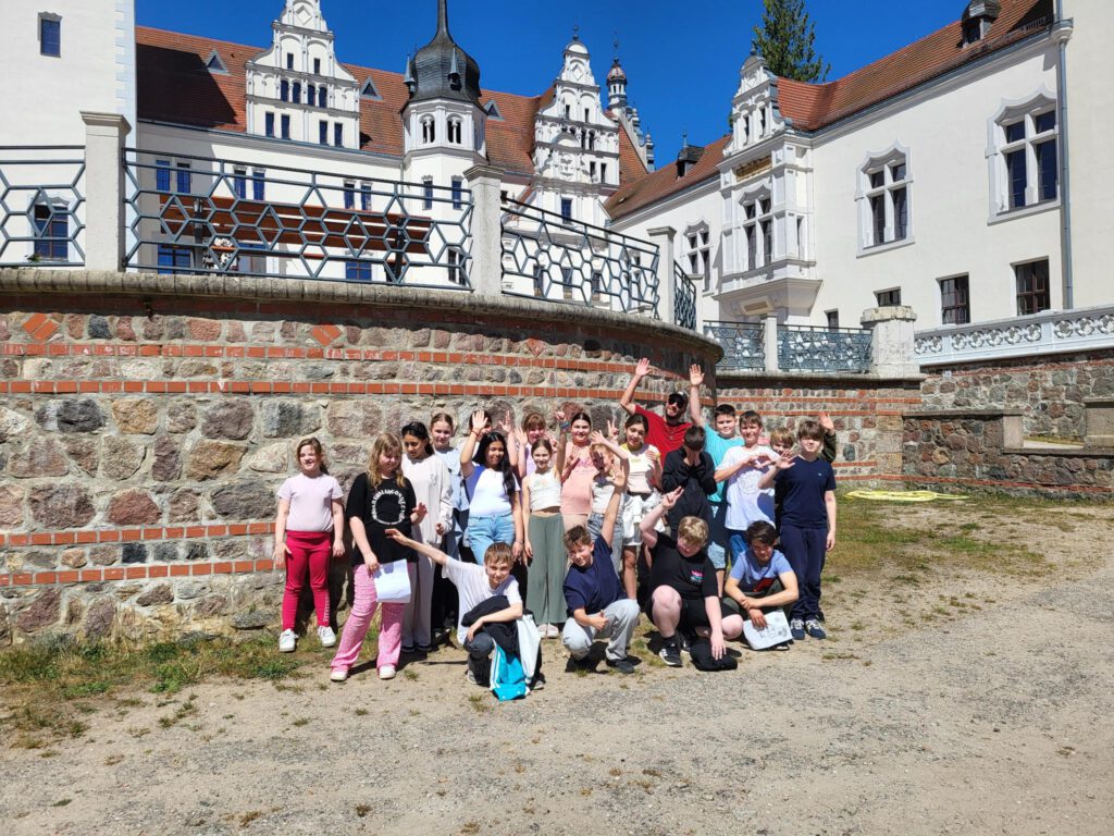 Kinder vor dem Schloss