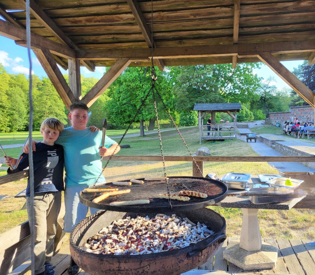 zwei Kinder am grill