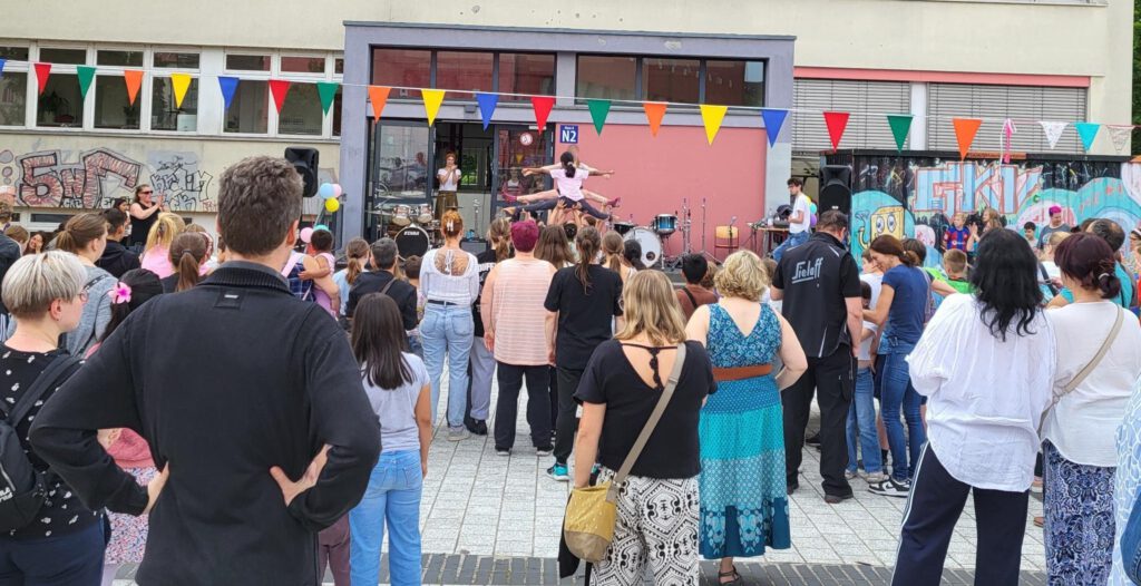 tanzgruppe Kiezspindel auf der Bühne mit Publikum