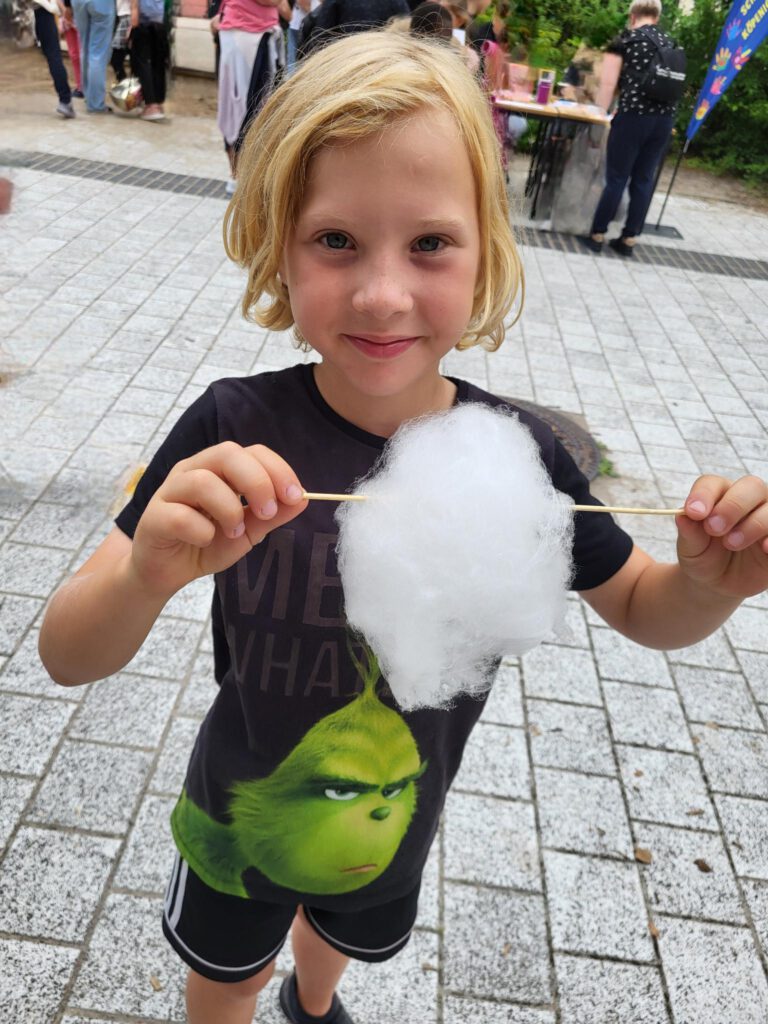 Kind mit Zuckerwatte