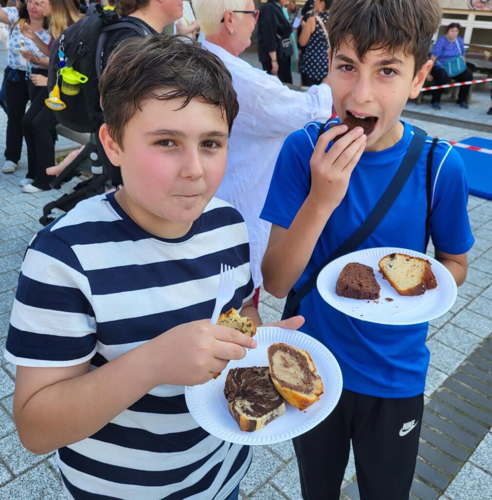 zwei Kinder essen Kuchen