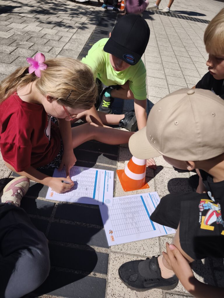 Kinder machen spieklerisch Ratselraten