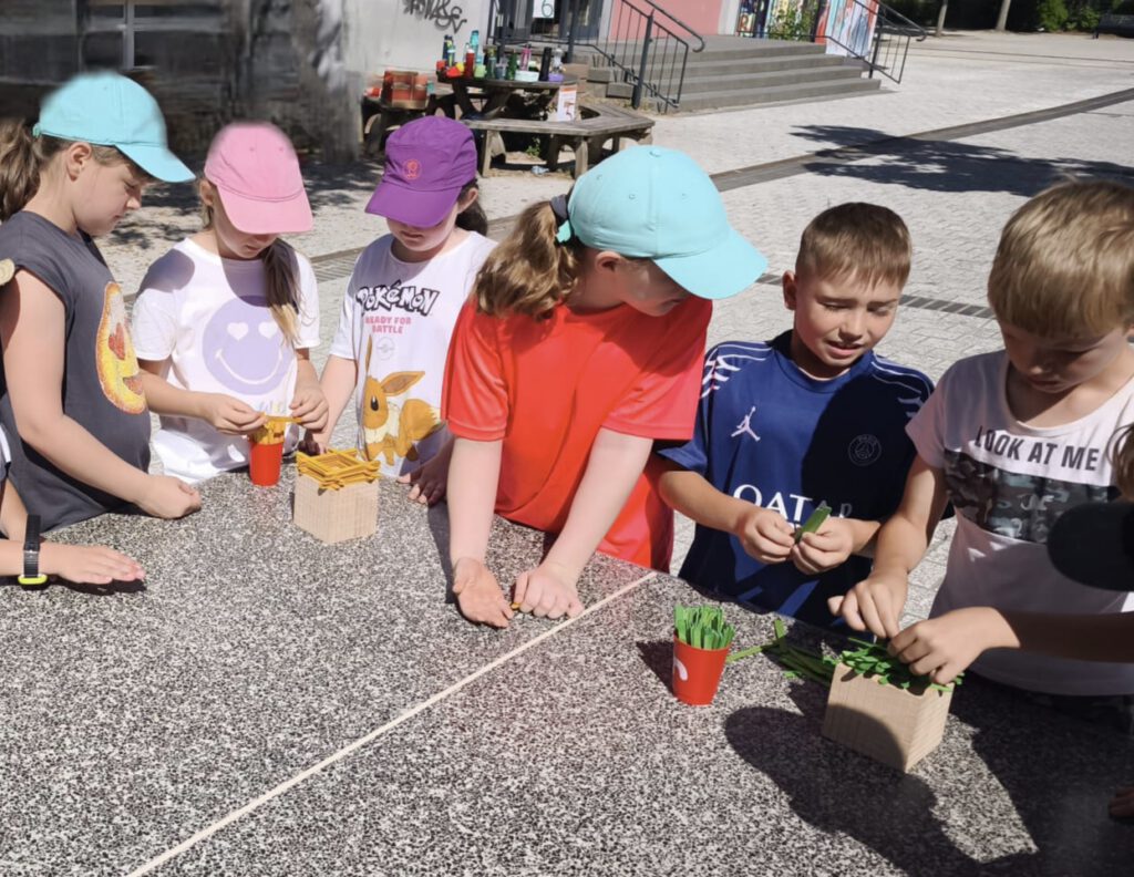 Spielende KInder mit Holzspielzeug