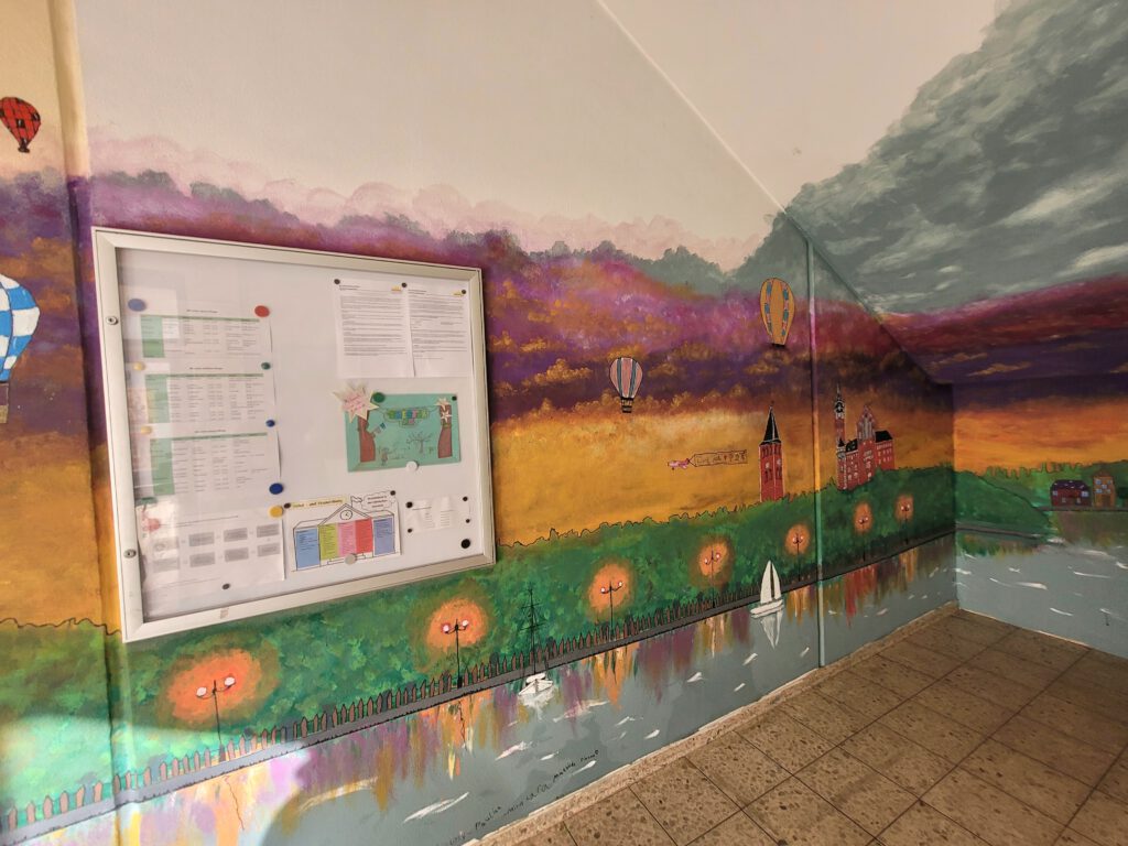 Hort mit buntem Flur