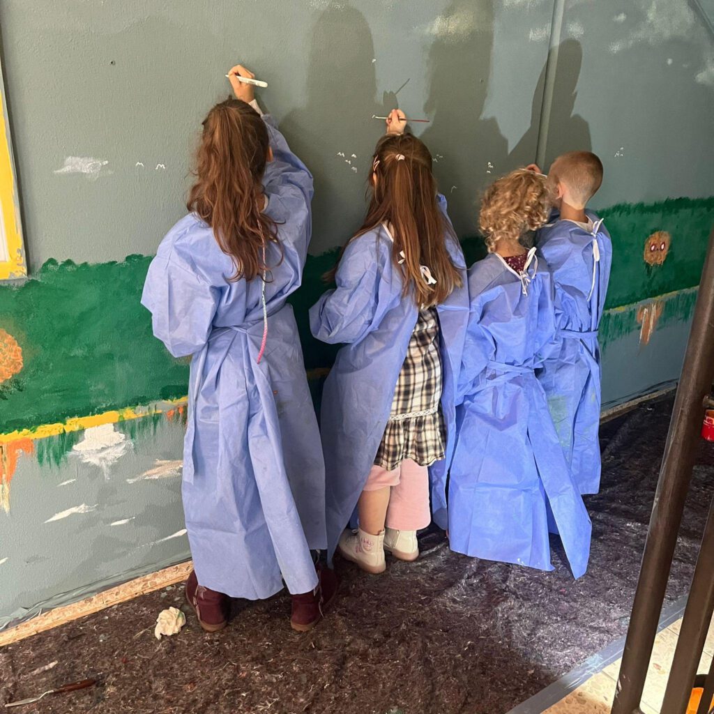 Kinder bemalen den Flur