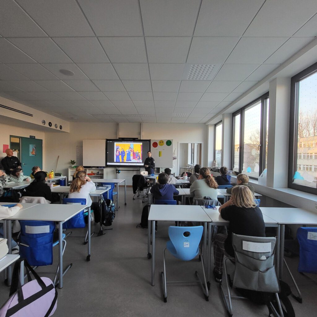 Schulklasse mit Polizisten