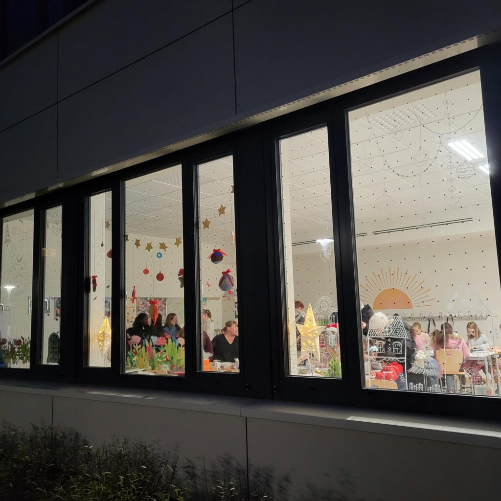 Blick von außen in die Schule